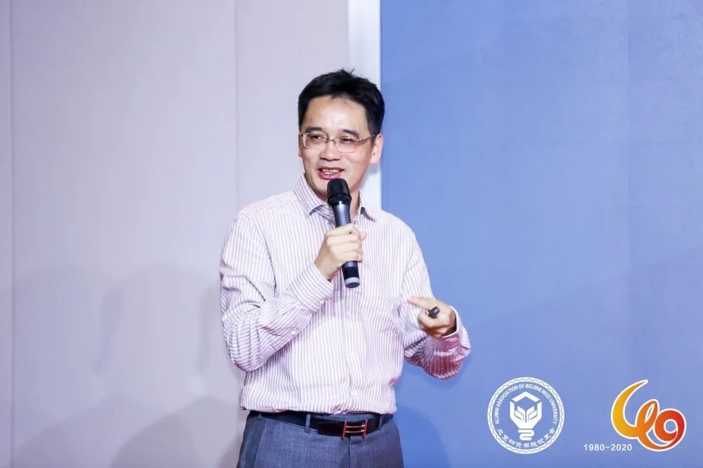 校友企业家覃启舟给校友们做了第二场分享"互联网时代消费品牌的